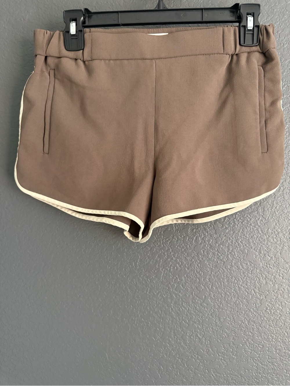 WILFRED • Aritzia brown cream crepe shorts - Small